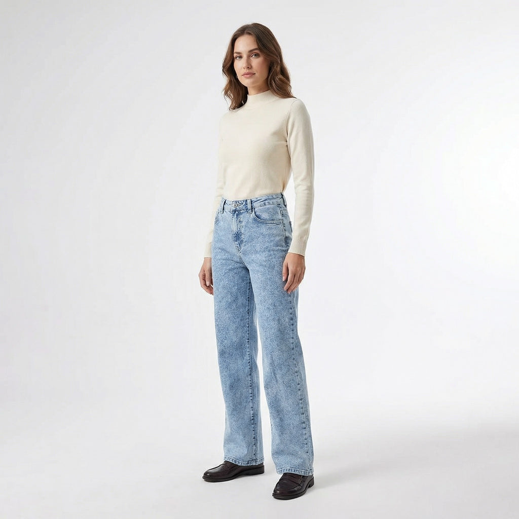 Women’s High-Waist Straight-Leg Jeans – Light Wash Design